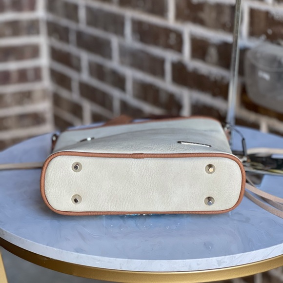 Montana West Embroidered Collection Crossbody - Picture 4 of 5